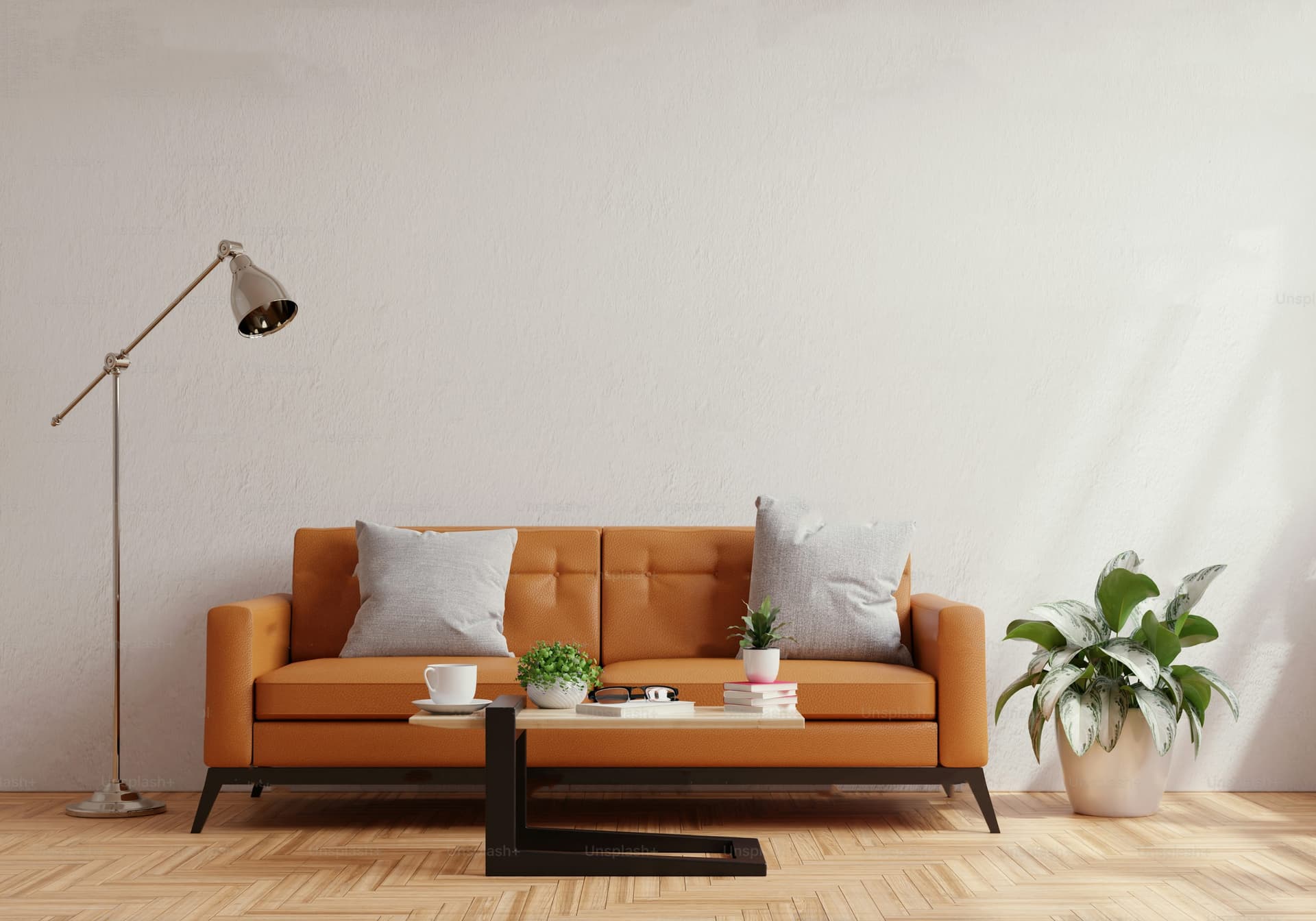 Sala de estar com parede livre para composição de quadros